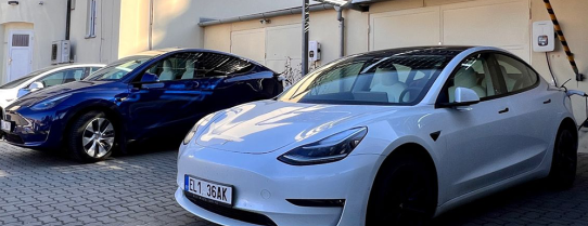 Dva automobily Tesla a nabíječky Growatt Thor
